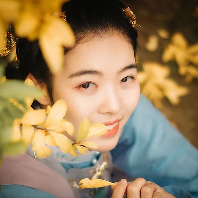 秋風(fēng)帶團扇少女頭像，唯美古風(fēng)真人頭像