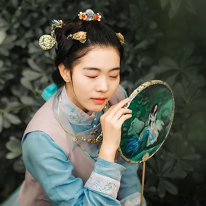 秋風(fēng)帶團扇少女頭像，唯美古風(fēng)真人頭像