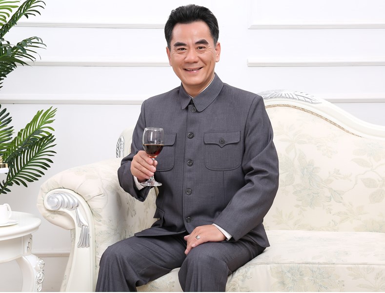 簡(jiǎn)約大氣經(jīng)典灰色款中老年中山裝