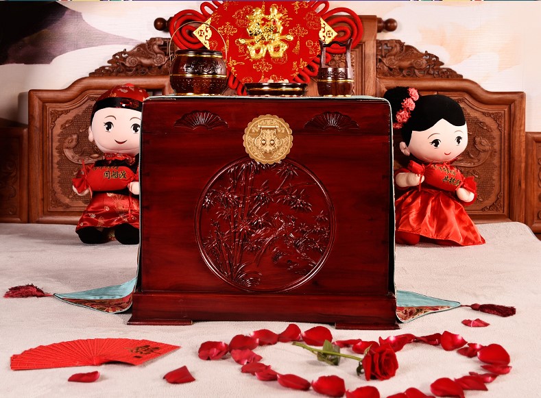 復(fù)古樟木箱，精美竹子雕花木箱子