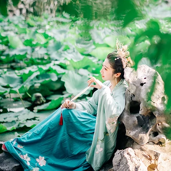 夏日荷塘帶團(tuán)扇少女頭像，唯美古風(fēng)真人頭像