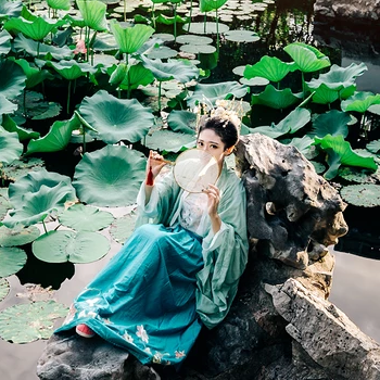 夏日荷塘帶團(tuán)扇少女頭像，唯美古風(fēng)真人頭像