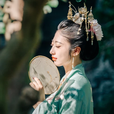 夏日荷塘帶團(tuán)扇少女頭像，唯美古風(fēng)真人頭像