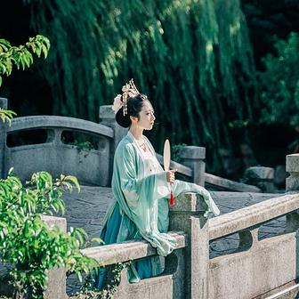 夏日荷塘帶團(tuán)扇少女頭像，唯美古風(fēng)真人頭像