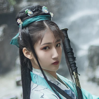 青玉流帶劍少女頭像，唯美古風(fēng)真人頭像