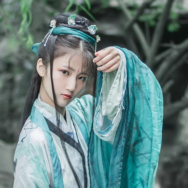 青玉流帶劍少女頭像，唯美古風(fēng)真人頭像