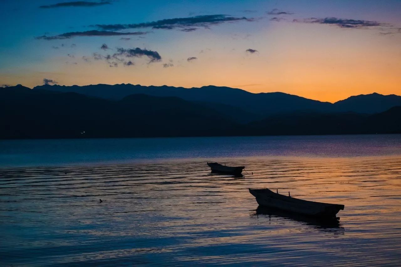 瀘沽湖·野火集，時(shí)光匆忙別錯(cuò)過年輕的瘋狂