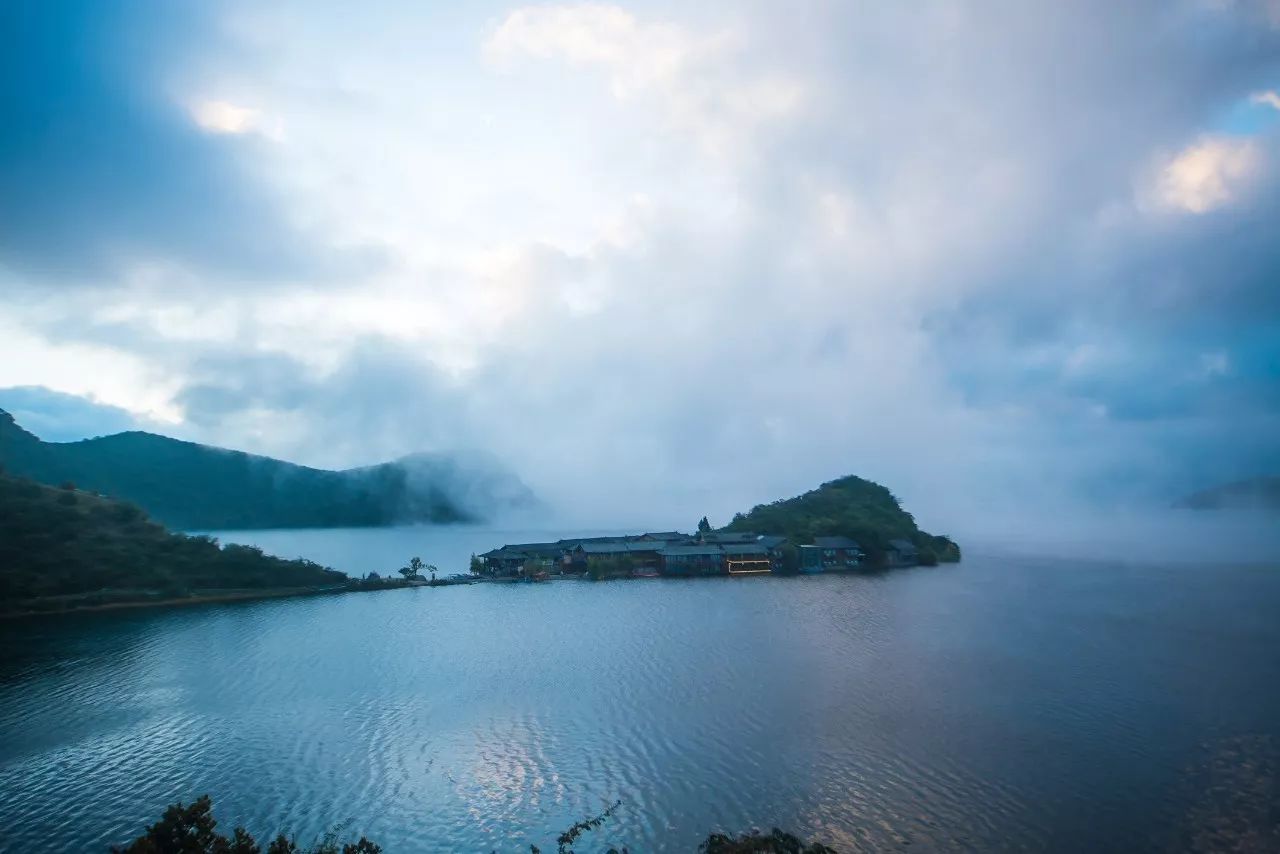 瀘沽湖·野火集，時(shí)光匆忙別錯(cuò)過(guò)年輕的瘋狂