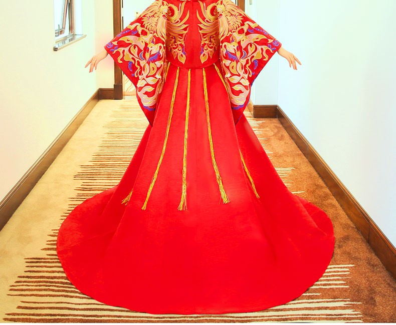 古典高貴刺繡新娘禮服，拖尾結(jié)婚中式禮服
