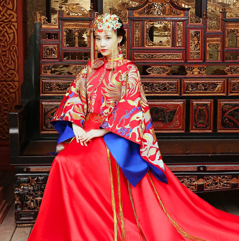 古典高貴刺繡新娘禮服，拖尾結(jié)婚中式禮服