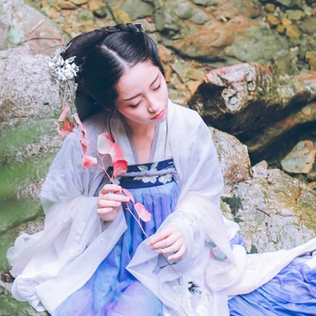 清秀女生頭像，唯美古風真人頭像