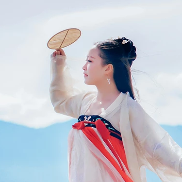 海邊飄逸女子頭像，唯美古風真人頭像