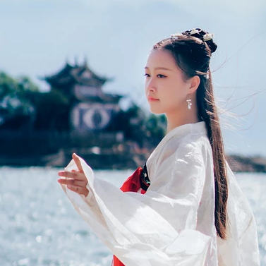 海邊飄逸女子頭像，唯美古風真人頭像