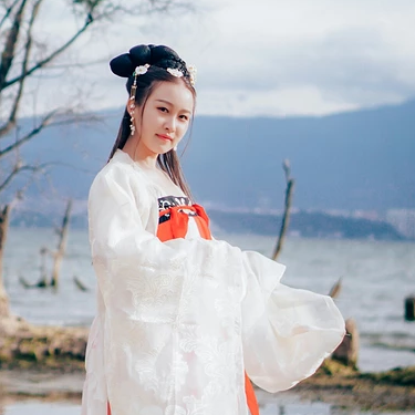 海邊飄逸女子頭像，唯美古風真人頭像