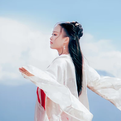 海邊飄逸女子頭像，唯美古風真人頭像