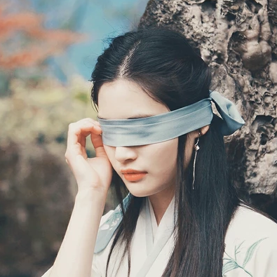 蒙眼帶團(tuán)扇女子頭像，唯美古風(fēng)真人頭像