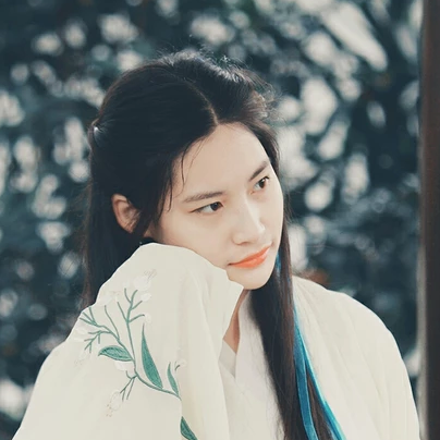 蒙眼帶團(tuán)扇女子頭像，唯美古風(fēng)真人頭像