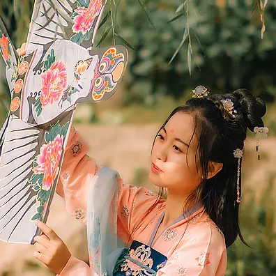 柳葉下放風(fēng)箏女生頭像，唯美古風(fēng)真人頭像