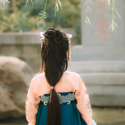 柳葉下放風(fēng)箏女生頭像，唯美古風(fēng)真人頭像