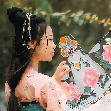 柳葉下放風(fēng)箏女生頭像，唯美古風(fēng)真人頭像