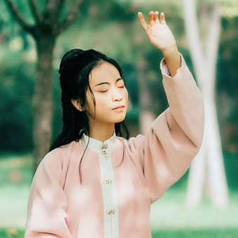 落葉飄粉衣女生頭像，唯美古風(fēng)真人頭像