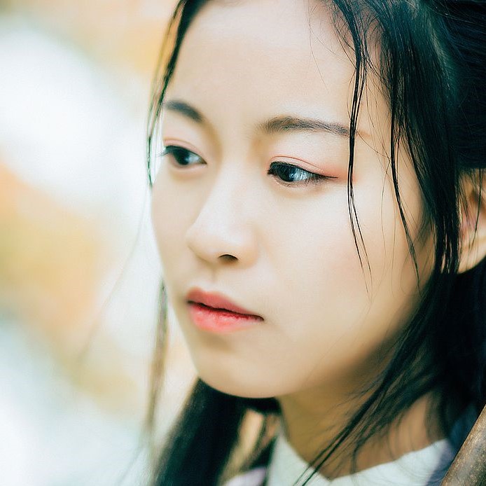 落葉飄粉衣女生頭像，唯美古風(fēng)真人頭像