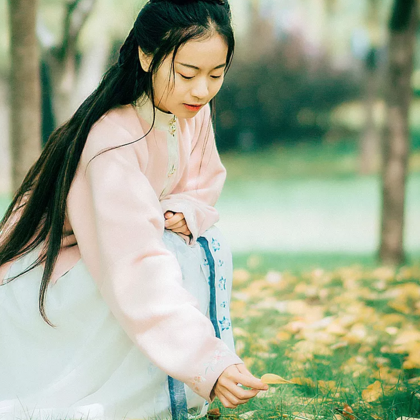 落葉飄粉衣女生頭像，唯美古風(fēng)真人頭像