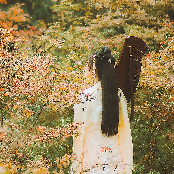 楓葉彈琴帶折扇女生頭像，唯美古風真人頭像