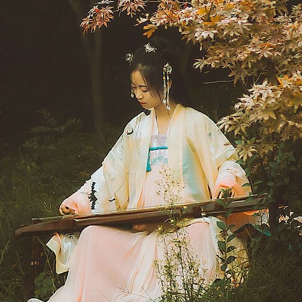 楓葉彈琴帶折扇女生頭像，唯美古風真人頭像