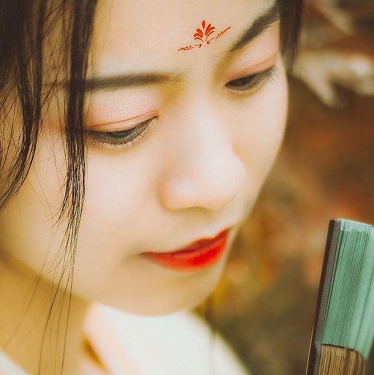 楓葉彈琴帶折扇女生頭像，唯美古風真人頭像