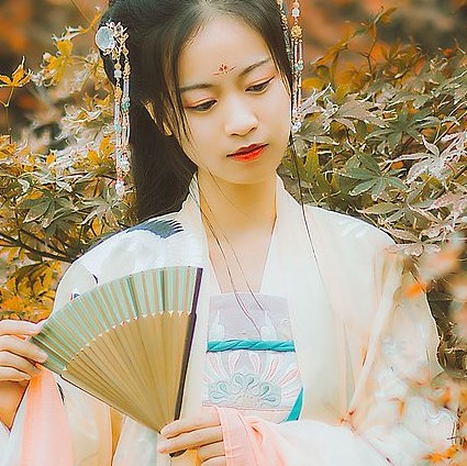 楓葉彈琴帶折扇女生頭像，唯美古風真人頭像