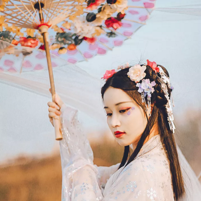 嬌艷帶傘女生頭像，唯美古風(fēng)真人頭像