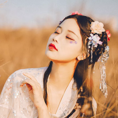 嬌艷帶傘女生頭像，唯美古風(fēng)真人頭像