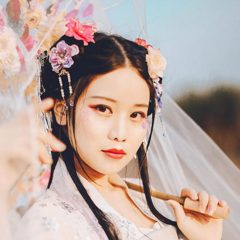 嬌艷帶傘女生頭像，唯美古風(fēng)真人頭像