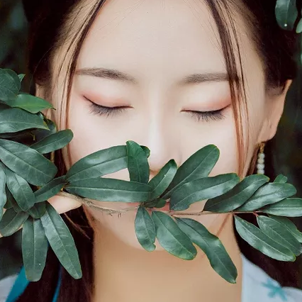 清新帶傘團扇女生頭像，唯美古風真人頭像