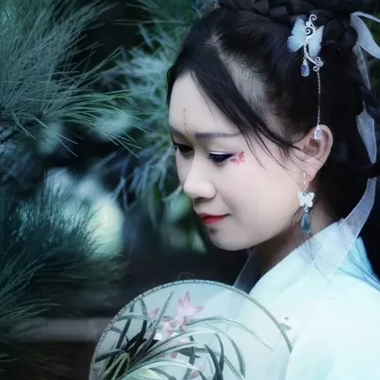 竹林帶團(tuán)扇女生頭像，唯美古風(fēng)真人頭像