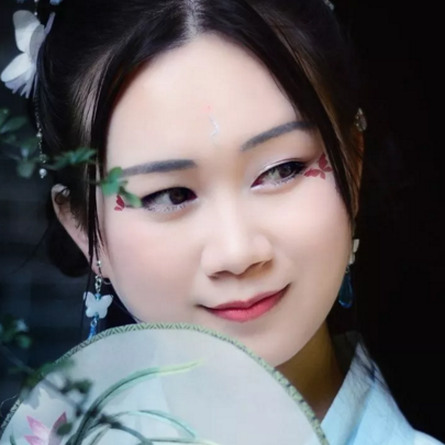 竹林帶團(tuán)扇女生頭像，唯美古風(fēng)真人頭像