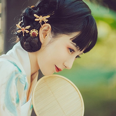 俏皮可愛(ài)帶團(tuán)扇女生頭像，唯美古風(fēng)真人頭像