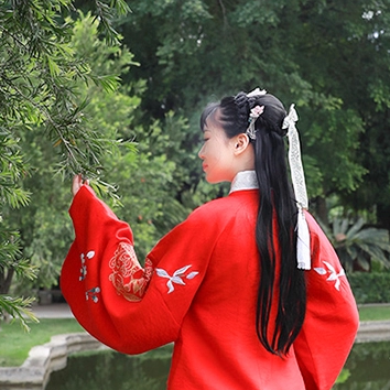 鮮艷紅衣女生頭像，唯美古風真人頭像