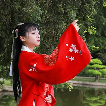 鮮艷紅衣女生頭像，唯美古風真人頭像