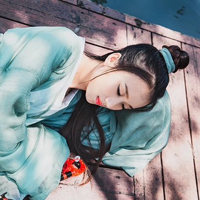 素衣女生喝酒頭像，唯美古風(fēng)真人頭像