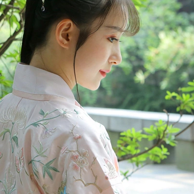 漢服帶團扇女生頭像，唯美古風(fēng)真人頭像