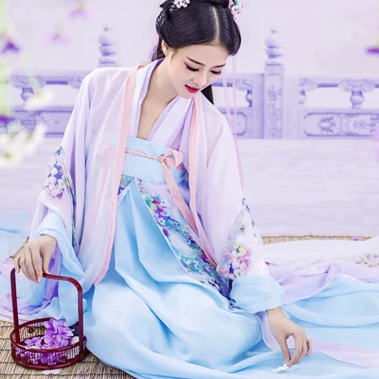 飄逸紫衣帶團扇女生頭像，唯美古風真人頭像