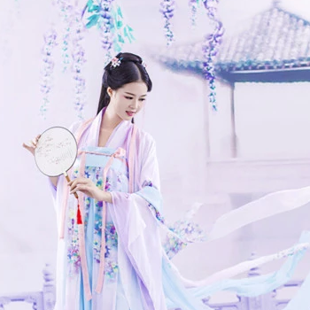 飄逸紫衣帶團扇女生頭像，唯美古風真人頭像