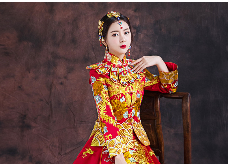 紅色長(zhǎng)款拖尾中式禮服，精美刺繡新娘結(jié)婚禮服