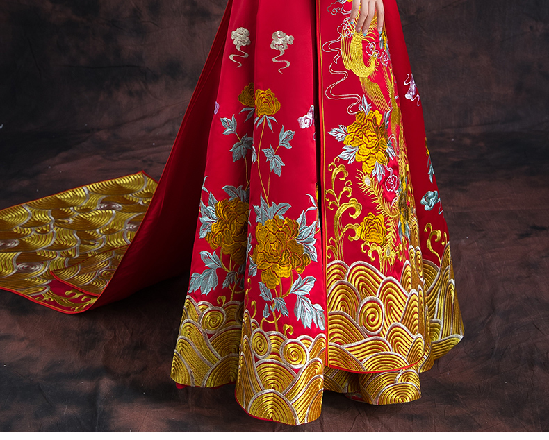 紅色長(zhǎng)款拖尾中式禮服，精美刺繡新娘結(jié)婚禮服