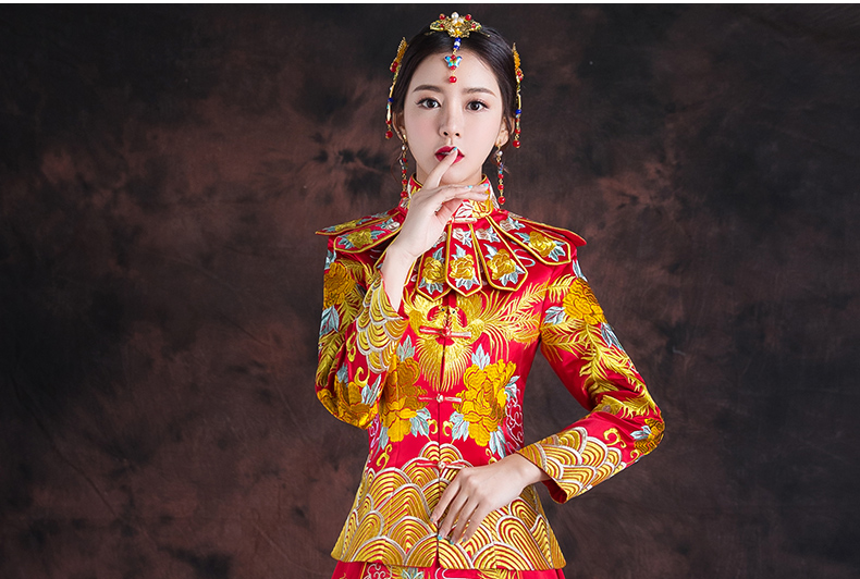 紅色長(zhǎng)款拖尾中式禮服，精美刺繡新娘結(jié)婚禮服