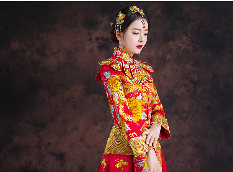 紅色長(zhǎng)款拖尾中式禮服，精美刺繡新娘結(jié)婚禮服