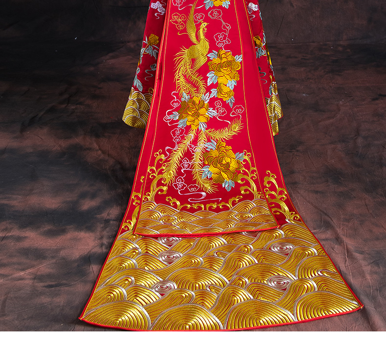 紅色長(zhǎng)款拖尾中式禮服，精美刺繡新娘結(jié)婚禮服