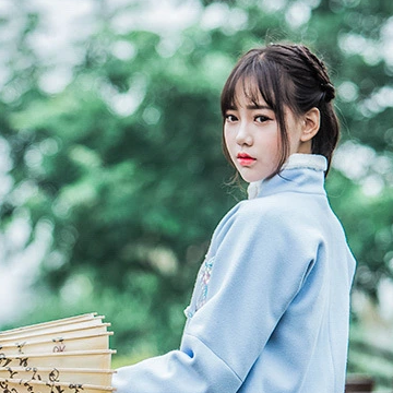 可愛(ài)帶團(tuán)扇和傘女生頭像，唯美古風(fēng)真人頭像